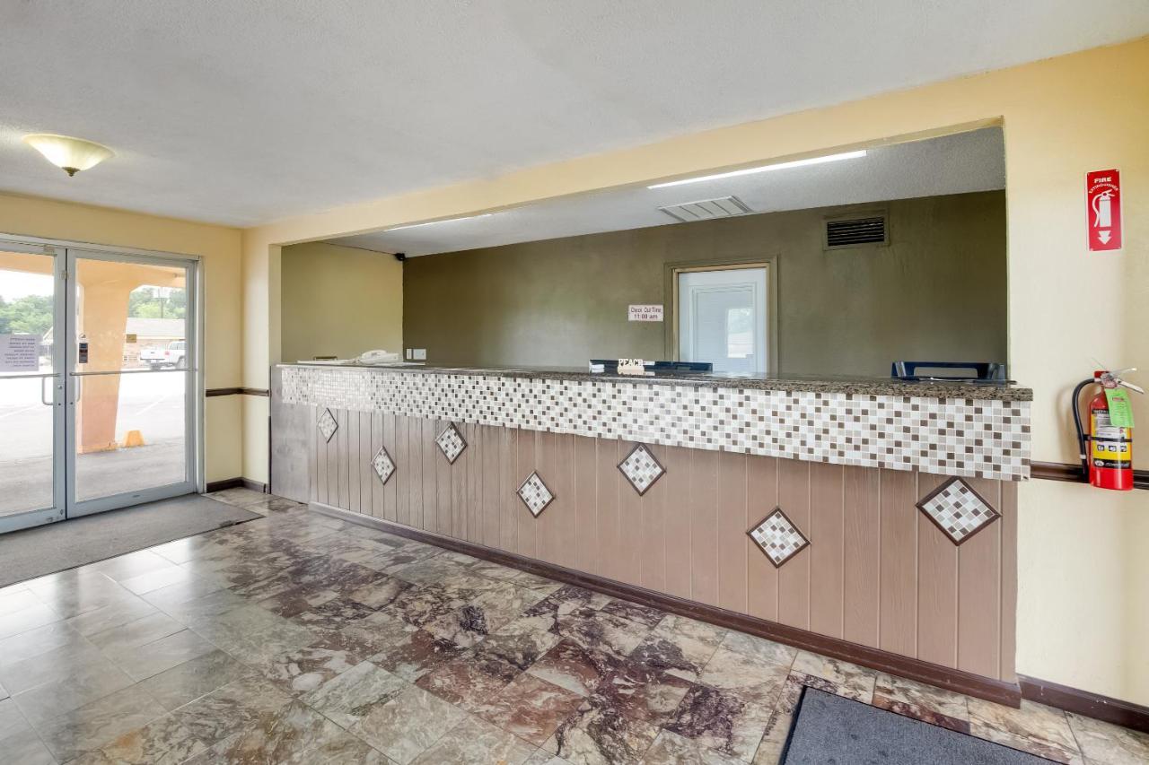 Oyo Hotel Lake Charles La I-10 ภายนอก รูปภาพ