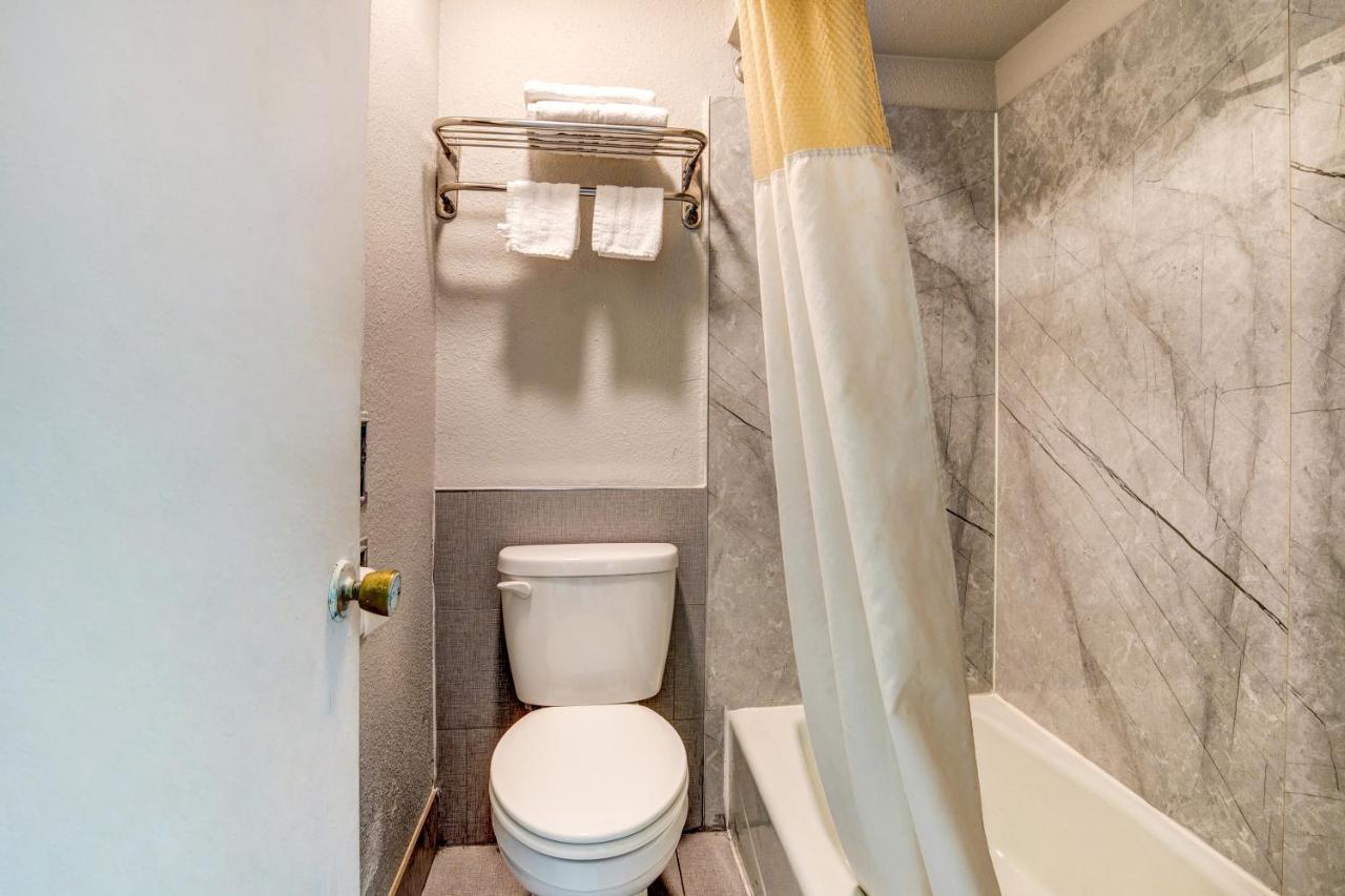 Oyo Hotel Lake Charles La I-10 ภายนอก รูปภาพ