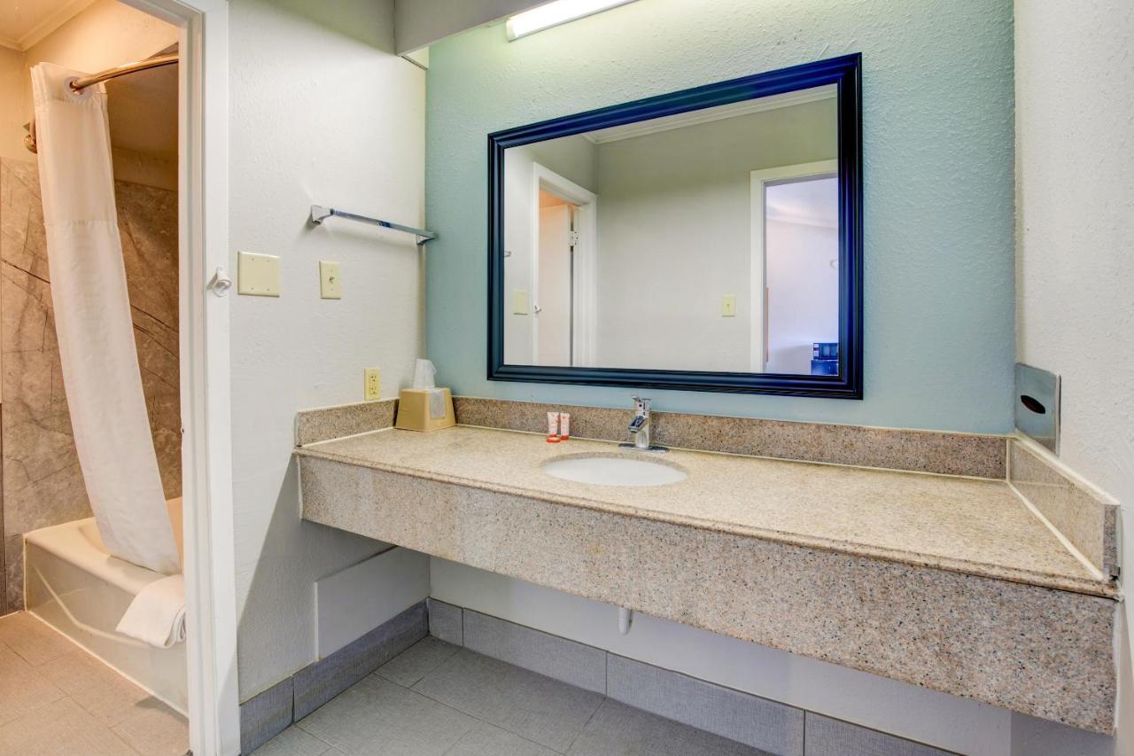 Oyo Hotel Lake Charles La I-10 ภายนอก รูปภาพ