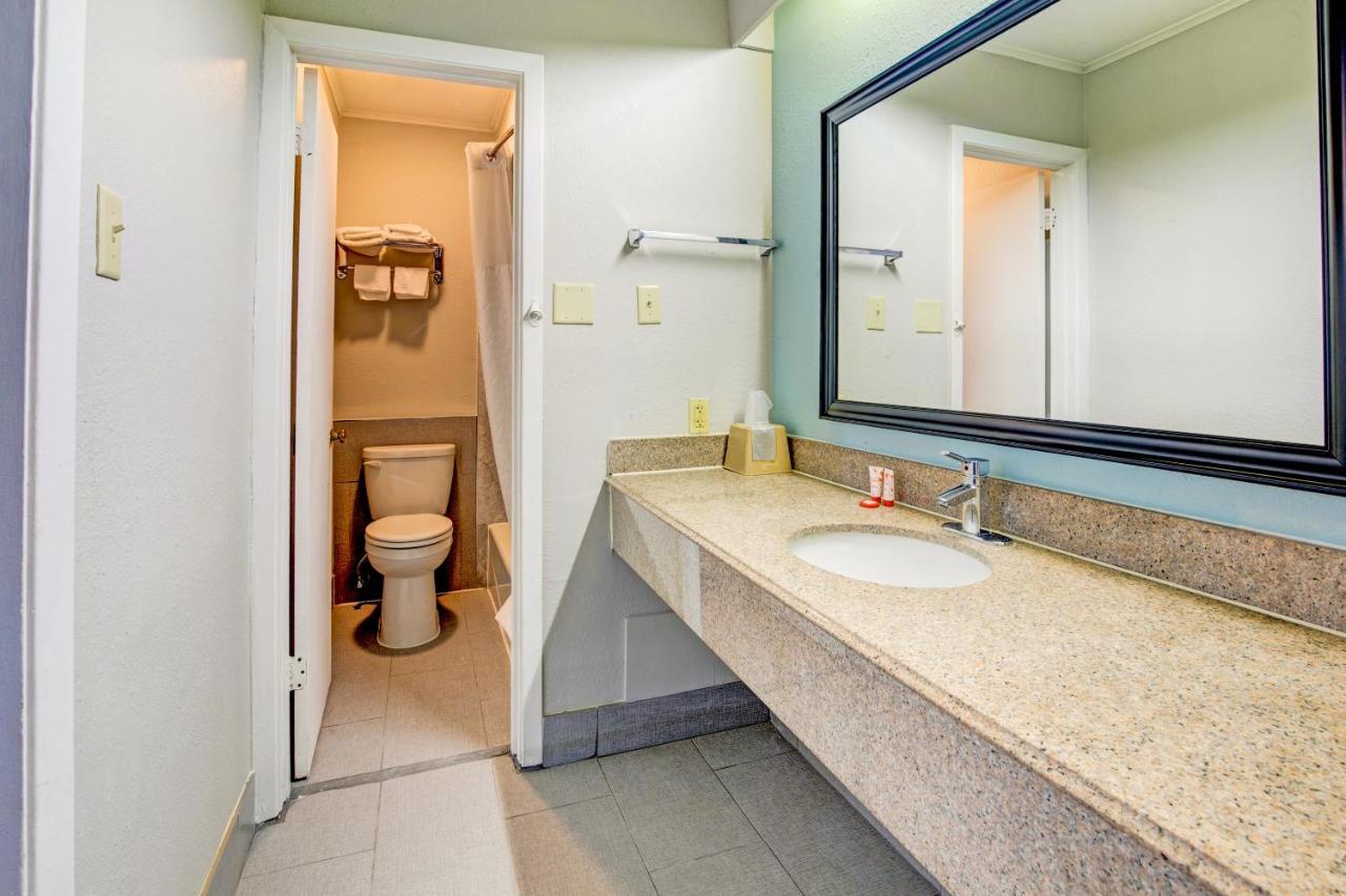 Oyo Hotel Lake Charles La I-10 ภายนอก รูปภาพ
