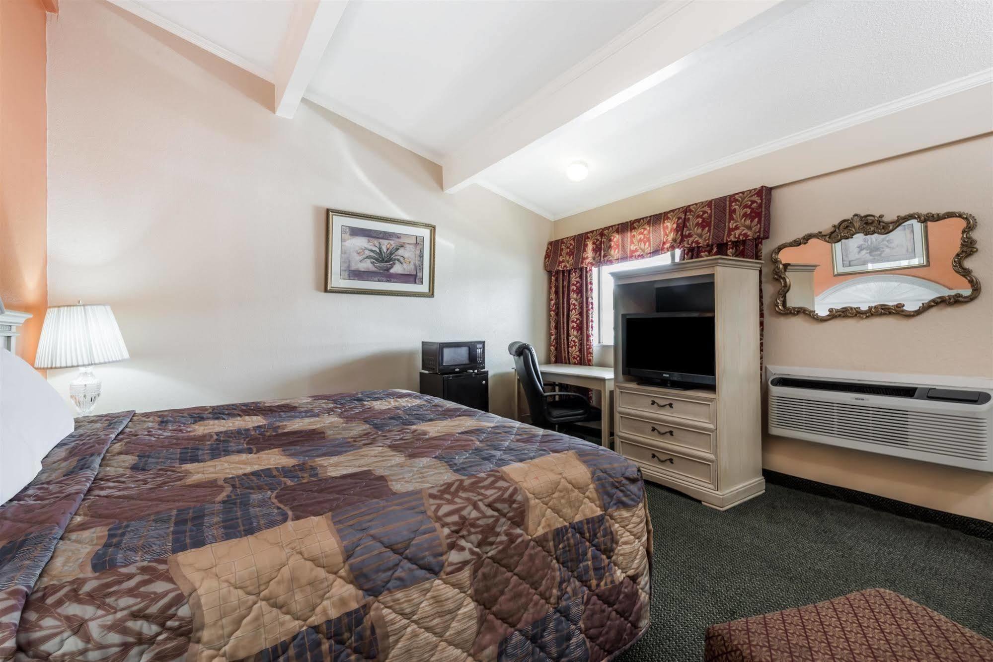 Oyo Hotel Lake Charles La I-10 ภายนอก รูปภาพ