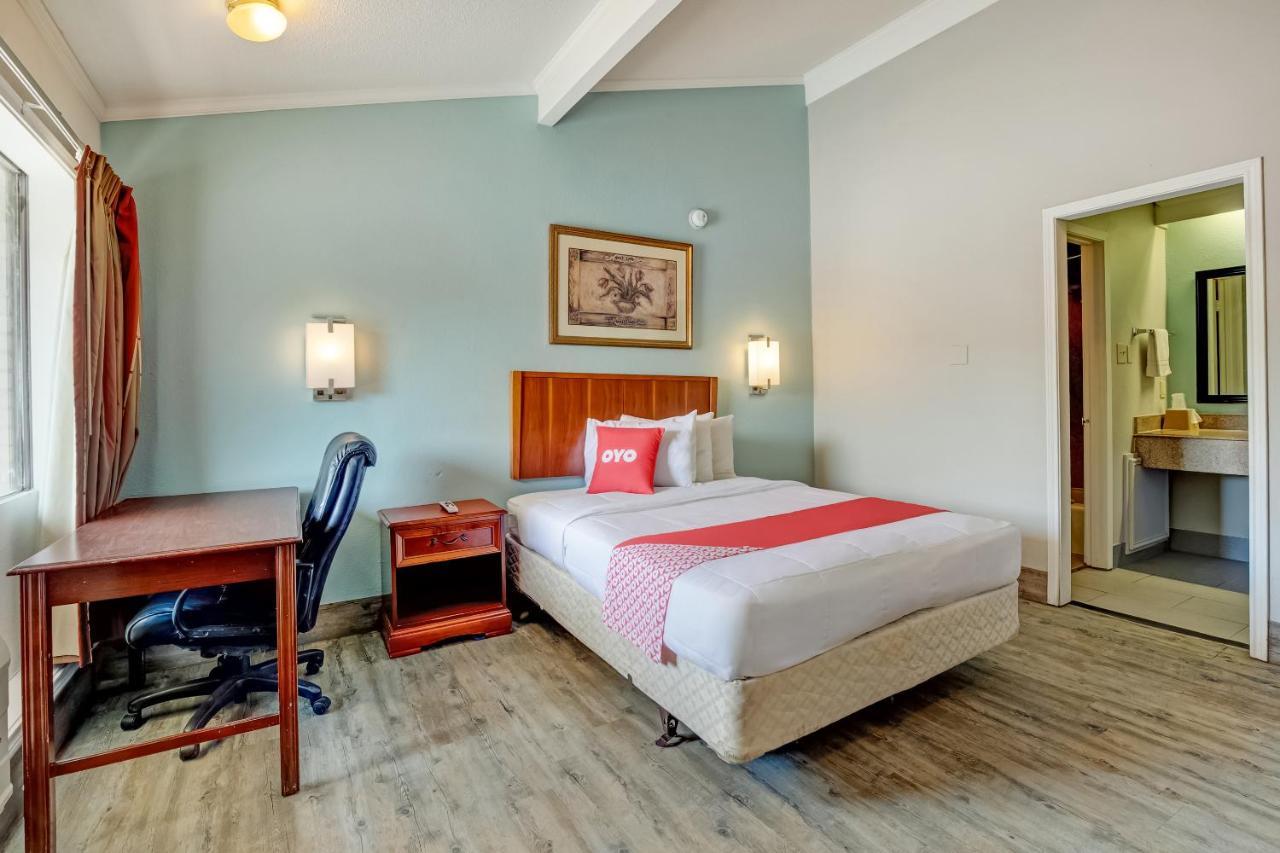 Oyo Hotel Lake Charles La I-10 ภายนอก รูปภาพ
